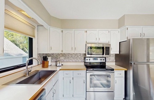 Naperville House | Comfortable Naperville Escape – Close to Downtown & Train!
