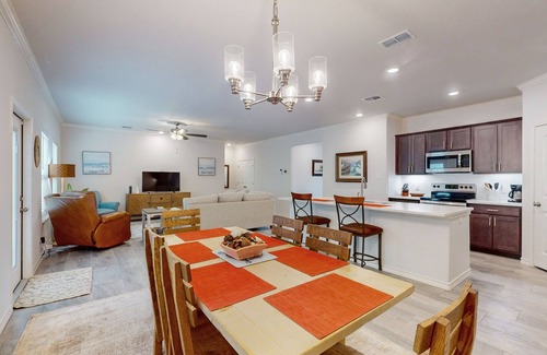 San Patricio County House | Comfortable open concept home with full kitchen, internet and W/D