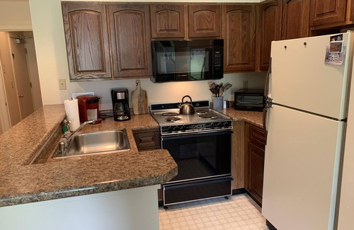 West Dover Condo | Updated Condo Retreat at Mount Snow with Pool & Spa