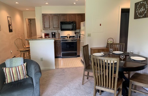 West Dover Condo | Updated Condo Retreat at Mount Snow with Pool & Spa