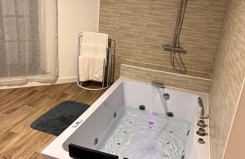 Saint-Acheul House | Guest Rated 10/10: Cozy Room with Spa and Hot Tub