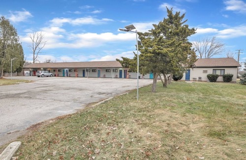 Riverview Apartment | Comfortable Room With Bath in Brownstown