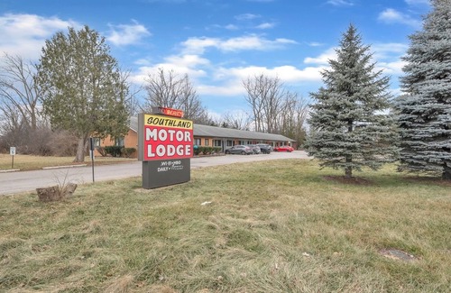 Riverview Apartment | Comfortable Room With Bath in Brownstown