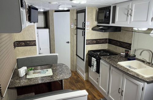 Interchange Square House | Cozy RV with Full Kitchen, Free WiFi & Self Check-In