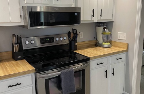 South Bend House | Guest Rated 10/10: Family-Friendly Home with Kitchen
