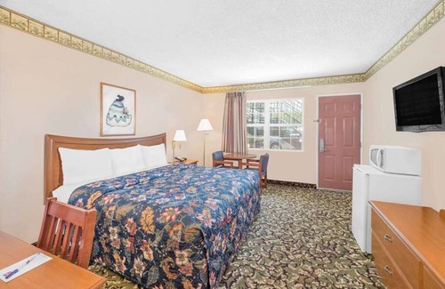 Pecos Hotel | Convenient Hotel Near West of the Pecos Museum with Breakfast