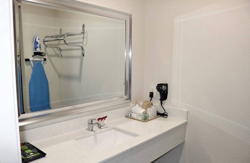 Humble Hotel | Ideal Family Stay with Breakfast Near Highway 1960