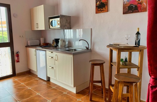 Benamocarra Apartment | Idyllic Studio Retreat in Country House with Pool & Ocean View
