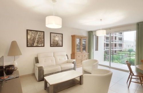 Aix-les-Bains Apartment | Cozy T3 Retreat Steps from the Lake with Spa Access