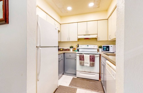 Margate House | Comfortable Townhouse with Pool Access, Full Kitchen & W/D - Dog-Friendly