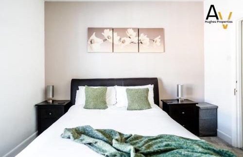 Northampton House | Comfortable Two-Bedroom House - Garden, Free Parking, Fast Wi-Fi, Great for Business & Relocation By AV Hughes Properties