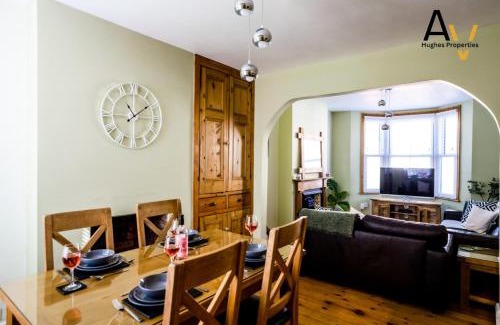 Northampton House | Comfortable Two-Bedroom House - Garden, Free Parking, Fast Wi-Fi, Great for Business & Relocation By AV Hughes Properties