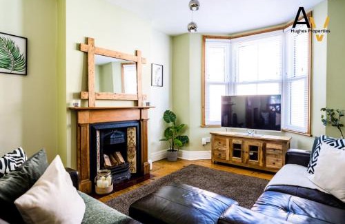 Northampton House | Comfortable Two-Bedroom House - Garden, Free Parking, Fast Wi-Fi, Great for Business & Relocation By AV Hughes Properties