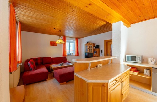 Barnau House | Relaxing Getaway: Guest Rated 9.6 with Ocean Views