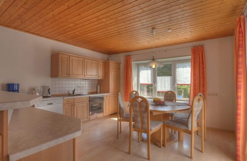 Barnau House | Relaxing Getaway: Guest Rated 9.6 with Ocean Views