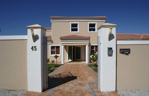 Heldervue House | Top-Rated Vacation Home with Pool in Somerset West