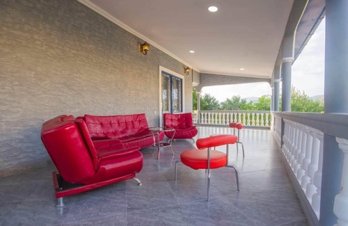 Mtskheta Villa | Cozy Villa Retreat in Mtskheta with Child-Friendly Amenities