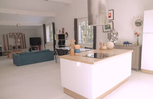 Lorgues House | Relaxing Villa with Pool and Oceanfront Views
