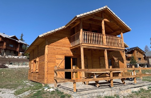 Le Devoluy Ski Chalet | Cozy Wooden Chalet with Family Amenities and Ocean Views