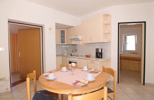 Brulo Apartment | Beachside Retreat: Top-Rated Apartment with Ocean View