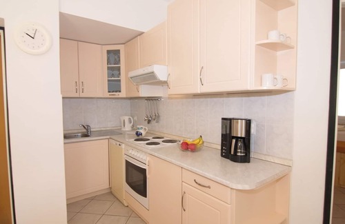 Brulo Apartment | Beachside Retreat: Top-Rated Apartment with Ocean View