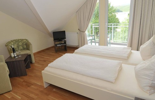 Longuich Bed & Breakfast | Comfortable Balcony Rooms at Gästehaus "Wein im Turm"