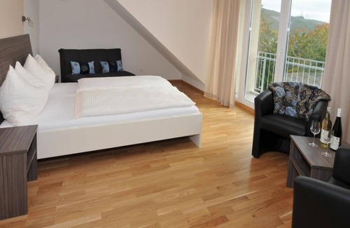 Longuich Bed & Breakfast | Cozy Balcony Room with Ocean View at Gästehaus "Wein im Turm"