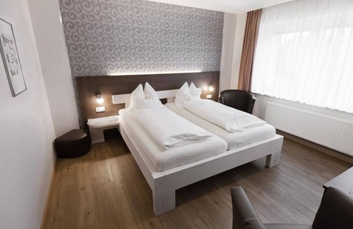 Longuich Bed & Breakfast | Cozy Balcony Room with Ocean View at Gästehaus "Wein im Turm"