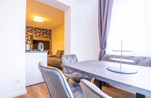 Vienna Apartment | Comfy 1BR+1LR Apt Stylish Design Near Donaustadt