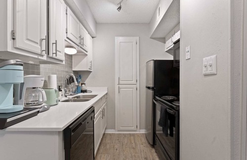 Brentwood Apartment | Perfect 1BR Suite with Fast WiFi, Pool & King Bed