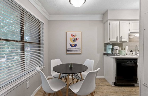 Brentwood Apartment | Perfect 1BR Suite with Fast WiFi, Pool & King Bed