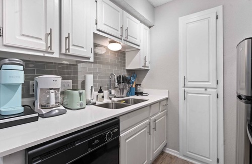 Brentwood Apartment | Perfect 1BR Suite with Fast WiFi, Pool & King Bed