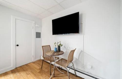 Mount Auburn Apartment | Cozy 1BR Getaway with Parking - Steps from UC and Zoo