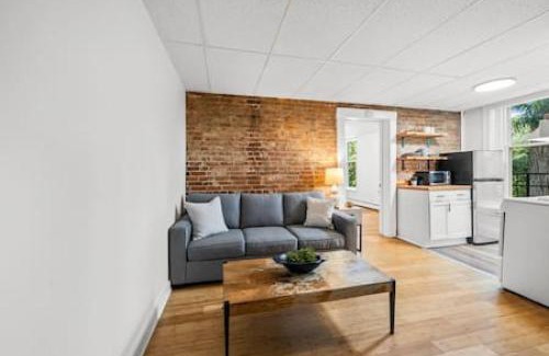 Mount Auburn Apartment | Cozy 1BR Getaway with Parking - Steps from UC and Zoo