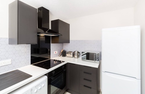 Leamington Spa Apartment | Cozy 2 Bed Flat with Parking & Pet-Friendly Amenities