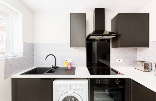 Leamington Spa Apartment | Cozy 2 Bed Flat with Parking & Pet-Friendly Amenities