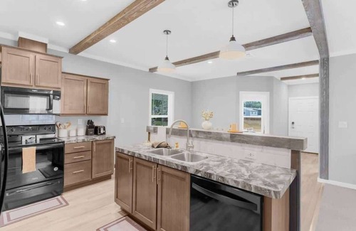 Dade City House | Cozy 2 Bedroom Retreat in Dade City with Pool Access