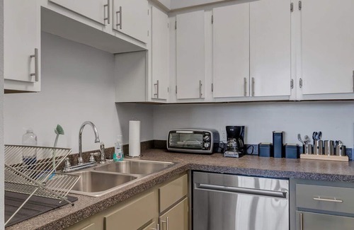 Springfield Apartment | Cozy 2 BR Apartment with Bunk Beds - Pet-Friendly Retreat