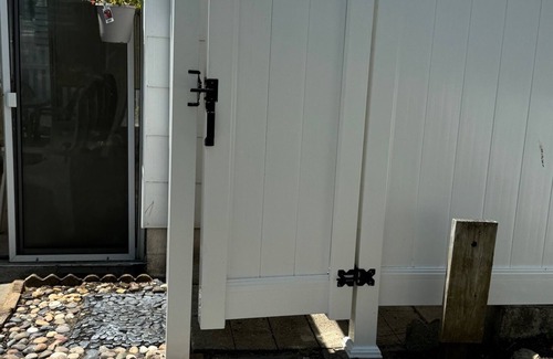 South End House | Comfy 2-brm house with porch, big yard in peaceful south Ocean City. Sleeps 6.