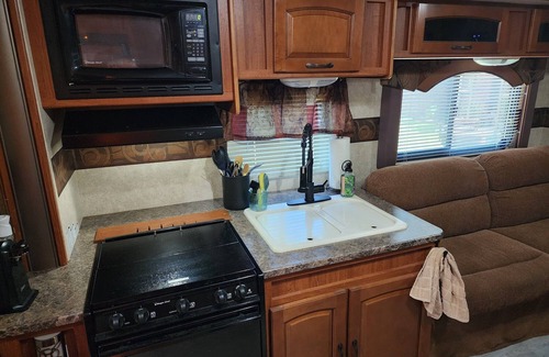 Hawkins House | Cozy 2-Bedroom RV in Holiday Village, Quitman for Families