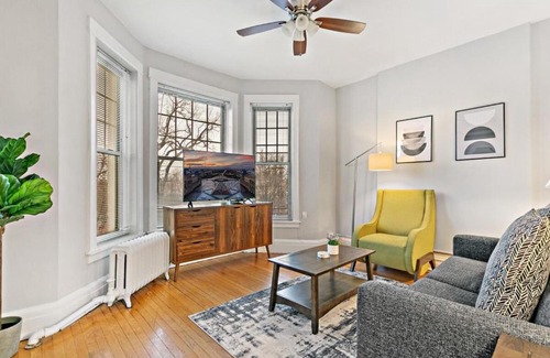 Wrigleyville Apartment | Child-Friendly Apartments in Chicago, IL – 4-Star Comfort