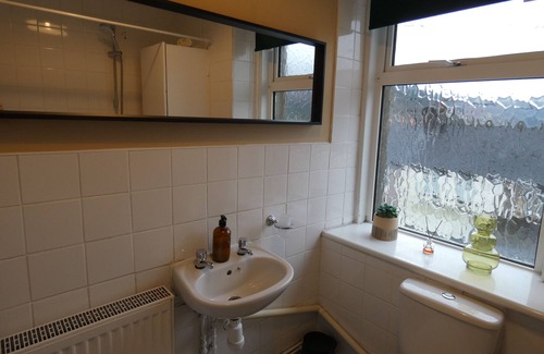 Abertillery House | Cozy 3 Bedroom Cottage with Breakfast in Serene Location