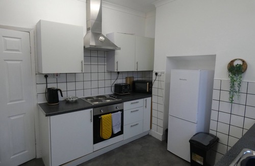 Abertillery House | Cozy 3 Bedroom Cottage with Breakfast in Serene Location