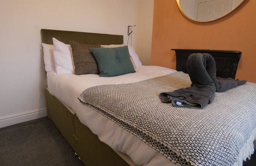 Abertillery House | Cozy 3 Bedroom Cottage with Breakfast in Serene Location