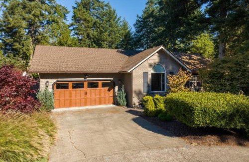 Florence Ski Chalet | Inviting 4B/2b Home with Pool & Pet Friendly Near Ocean