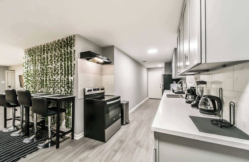 Foster Place House | Cozy 5Br Home with Hot Tub, Near NGR Stadium