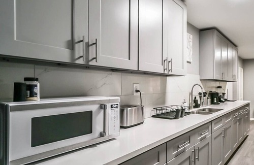 Foster Place House | Cozy 5Br Home with Hot Tub, Near NGR Stadium