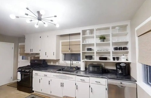 Norwich House | Cozy Cape-Style Home with Breakfast & Family-Friendly Amenities