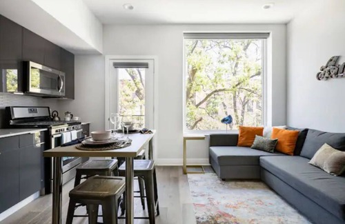Holly Condo | Stylish Bijou Studio with Pool in Trendy East Austin