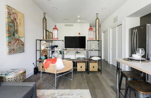 Holly Condo | Stylish Bijou Studio with Pool in Trendy East Austin